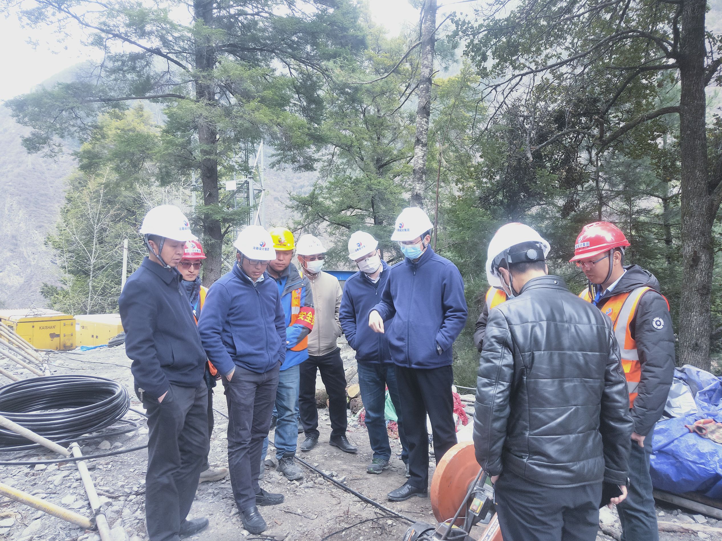 冶勘設(shè)計集團(tuán)總經(jīng)理何文秀一行到國道317線獅子坪電站改線公路沙壩路段應(yīng)急搶險治理項目檢查和指導(dǎo)